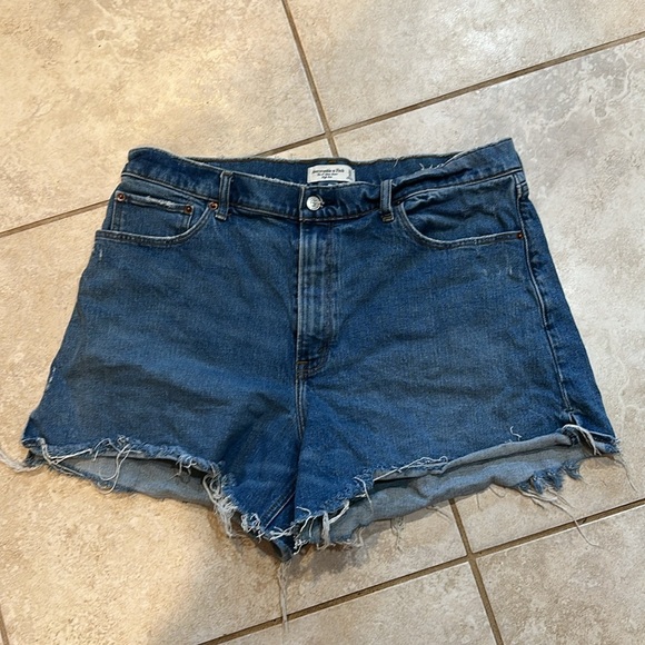 Abercrombie & Fitch Curve Love High Rise Mom Denim Jean Shorts 16 4 inch - Picture 2 of 8
